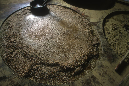 日本の伝統食品,醤油,仕込み終わった大木桶