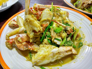 Stir-fried crab with curry powder on a wooden table