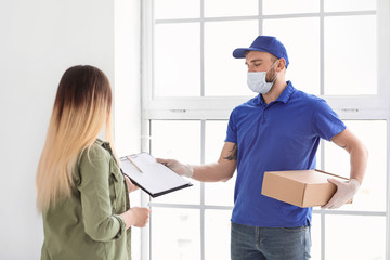 Obraz premium Woman signing documents to confirm receiving of parcel