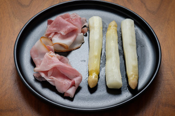 Spargel wei&szlig; mit Schinken gekocht