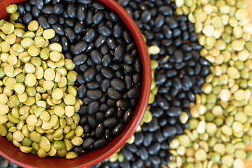 mélange de pois cassés et haricots noirs