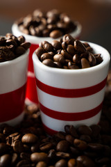 tasses de café remplis de grains de café sur table basse