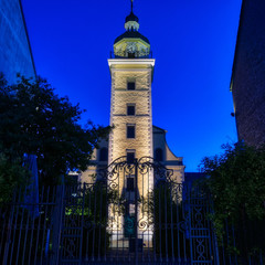 Obraz premium Beleuchtete Kirche in der Altstadt von Düsseldorf