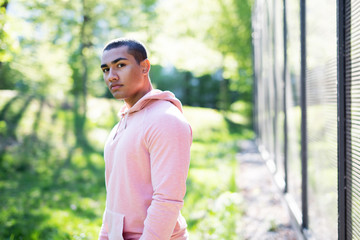 Portrait eines attraktiven jungen Mannes mit Kaputzenpullover 