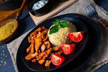 bulgur mit gebratenem fleisch und joghurtsoße