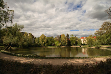 Obraz premium Frühling in Berlin-Tempelhof; Alter Park im April