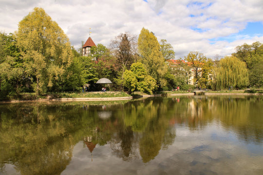 Fr&uuml;hling in Berlin-Tempelhof; Alter Park und Alte Dorfkirche
