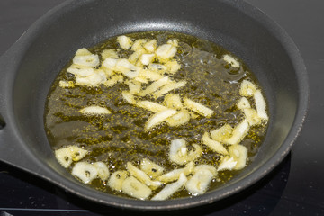 Knoblauch im Oil kochen