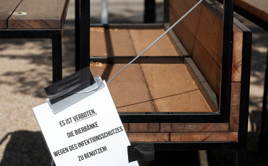 Menschenleere Stühle und Tische eines Biergartens wegen Coronavirus geschlossen, Bremen,...