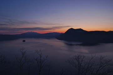 夜明けの摩周湖。ミステリアスで美しい早朝の風景。阿寒摩周国立公園、北海道、日本。