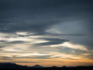 Sonnenaufgang in der Sächsische Schweiz mit einen mystisch und bedrohlich wirkenden Himmel.