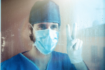 Zero contagi, medico festeggia dalla finestra dell'ospedale