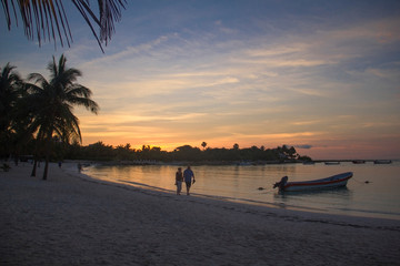 Pareja de novios en atardecer en Akumal, Quintana Roo. México.