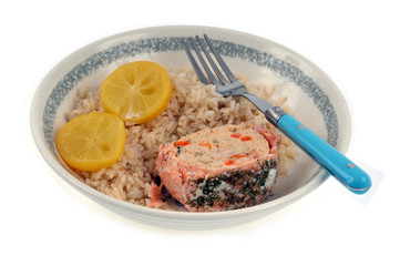 Assiette de rôti de saumon avec du riz et du citron confit sur fond blanc