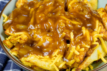 plat canadien Poutine (frites, cheddar et sauce brune)