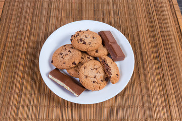 Chocolate chip cookies with nut cream filling, separately chocolate pieces
