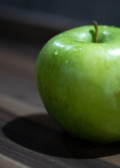 Primer plano de una manzana con gotas de agua