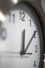 Reloj de cocina marcando la hora