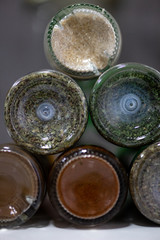 Diferentes especias en recipientes