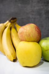 Primer plano de manzanas y platanos