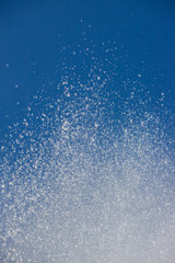 Fototapeta na wymiar 高速シャッターで撮った噴水の水滴と青空