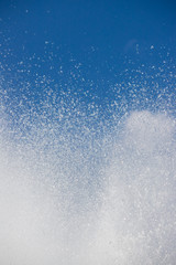 高速シャッターで撮った噴水の水滴と青空