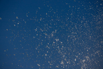 高速シャッターで撮った噴水の水滴と青空