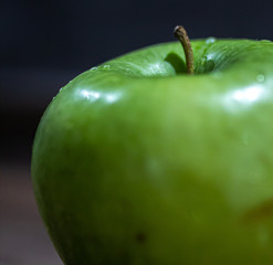 Primer plano de una manzana con algo de agua