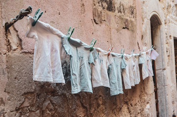 wywieszone pranie w uliczce
