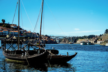 Obraz premium Beautiful landscape. View of two boats and a river, in the background a bridge and a city
