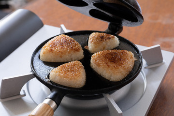 自宅で作る焼きおにぎり　焼きおにぎり器でおにぎりを焼いて完成した様子