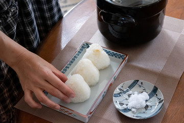 おにぎりを握る様子　塩むすび