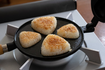 自宅で作る焼きおにぎり　焼きおにぎり器でおにぎりを焼く様子