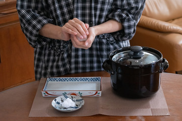 おにぎりを握る様子　塩むすび