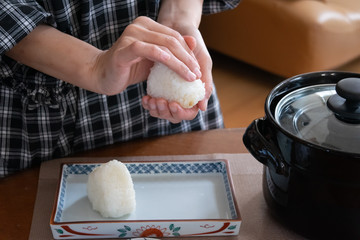 おにぎりを握る様子　塩むすび