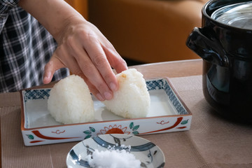 おにぎりを握る様子　塩むすび