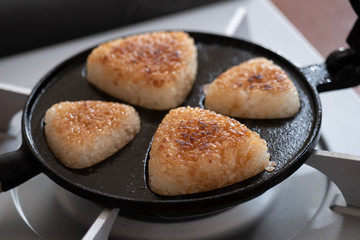 自宅で作る焼きおにぎり　焼きおにぎり器でおにぎりを焼いて完成した様子
