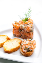 salmon tartare with toasted baguette