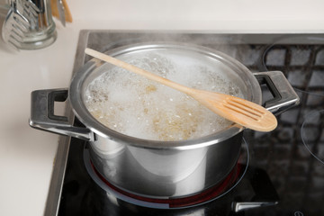 Life Hack: Rest a Wooden Spoon Across the Top of a Pot of Boiling Water to Prevent Overflow