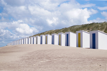 Bunte Hütten an einem Strandabschnitt in Zeeland Cadzand-Bad
