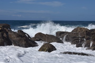Fototapeta na wymiar sea breaking on the rocks