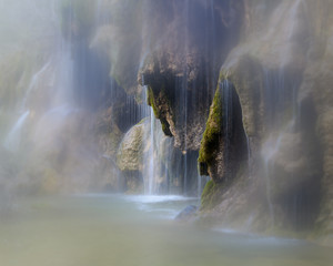 Vista artística de una hermosa cascada en la nacimiento del río Cuervo, cerca del pueblo de Vega...