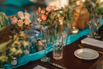 Newlyweds table decorated in rustic boho style