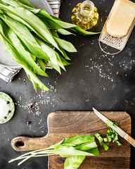 Zutaten für Bärlauch Pesto auf einem rustikalen Küchentisch, Draufsicht, italienische Küche