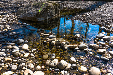 bach Lütisburg mit steinen und Spiegelung und fels