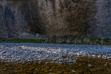 bach Lütisburg mit steinen und Spiegelung und fels