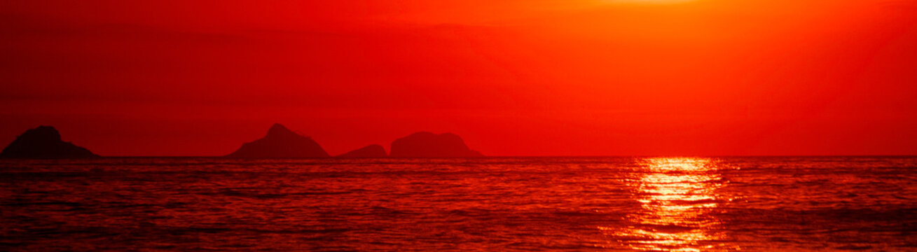 Red sunset light, Ipanema Beach, Rio de Janeiro, ilhas Tijucas