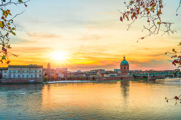 Obraz premium Garonne river and Dome de la Grave in Toulouse, France