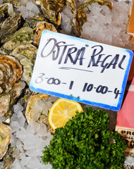 Naklejka premium Oyster pile for sale at the market