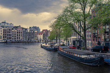 Fototapeta na wymiar La città di Amsterdam e i suoi canali al tramonto